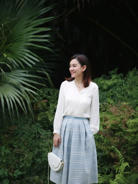 腿粗胯部大就别再穿裤装了,秋冬款半身裙才适合你,显瘦又优雅