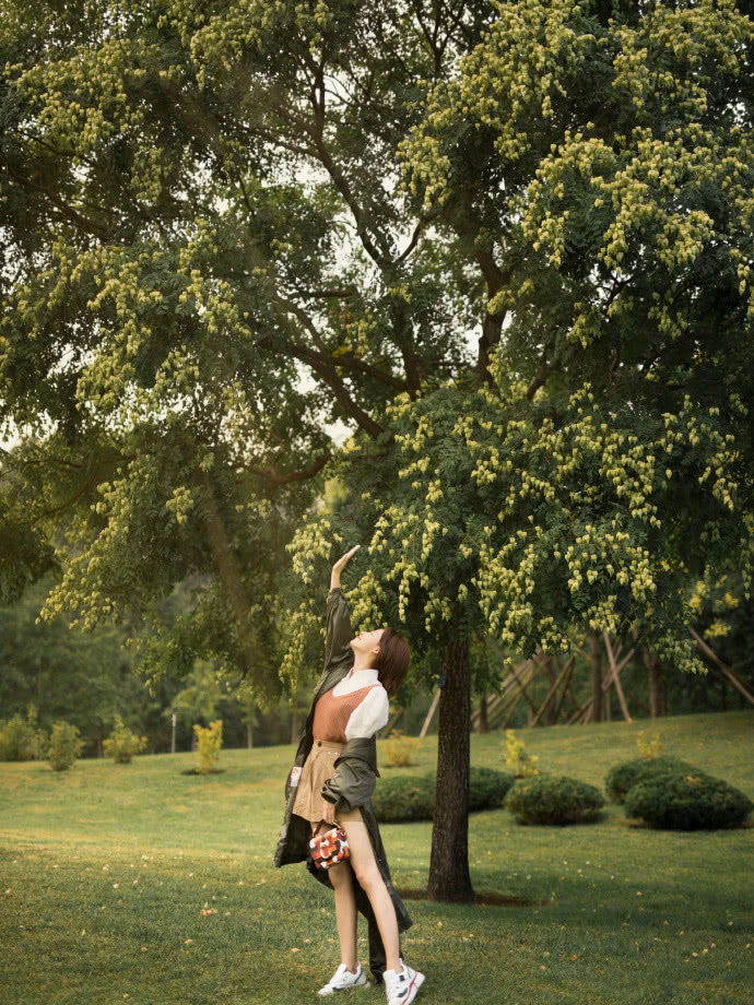张嘉倪一身清纯装扮配上可爱的短发,秒变青春少女