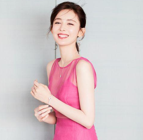 乡村枚红色也只有娜扎能hold住了,好看的人真是穿什么都好看