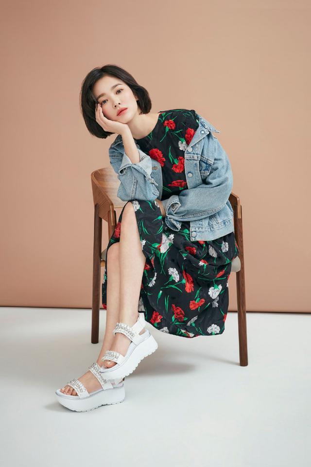 宋慧乔穿碎花连衣裙出席活动,长卷发气质优雅