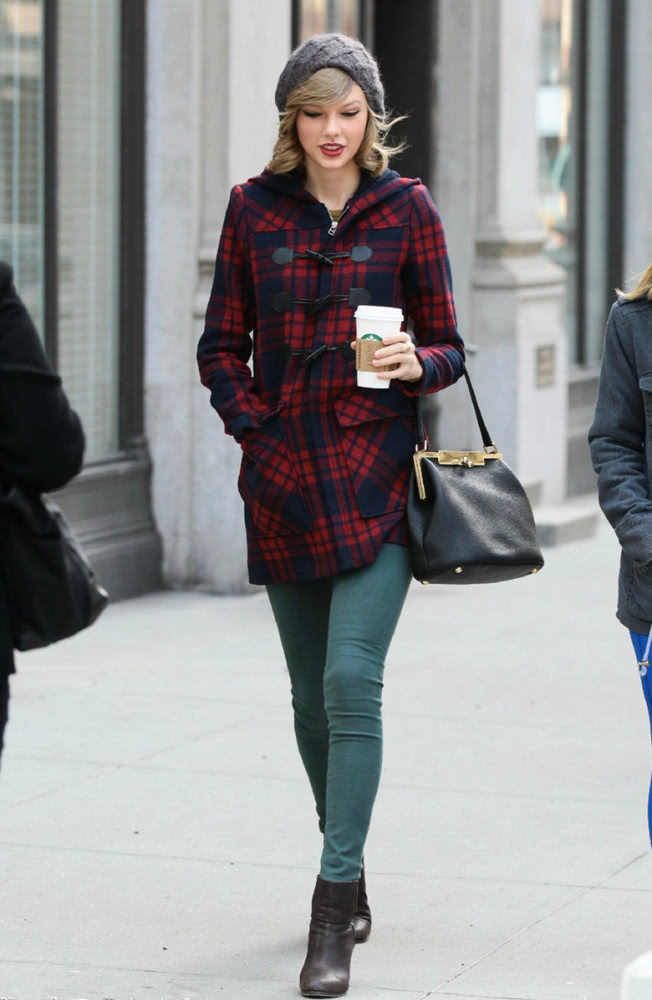 明星街拍:让针织帽帮你展现摩登少女时尚感