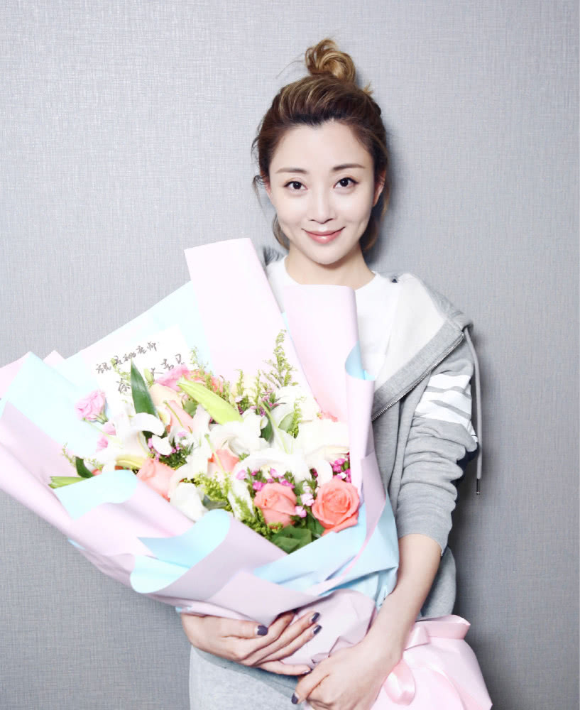 殷桃蓝白羊绒羔短袖青春可爱,搭配粉色大发卡十分少女