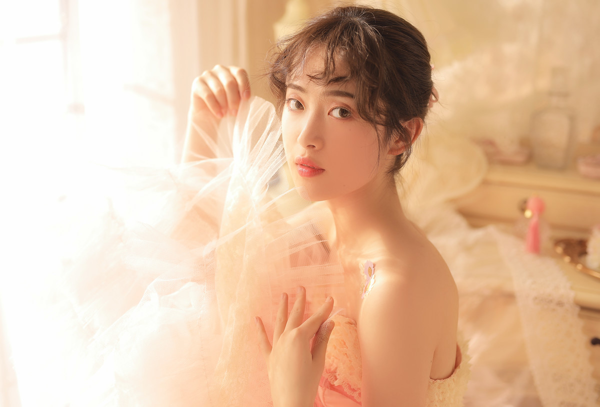 唯美气质美女性感抹胸香肩微露裙装写真图片