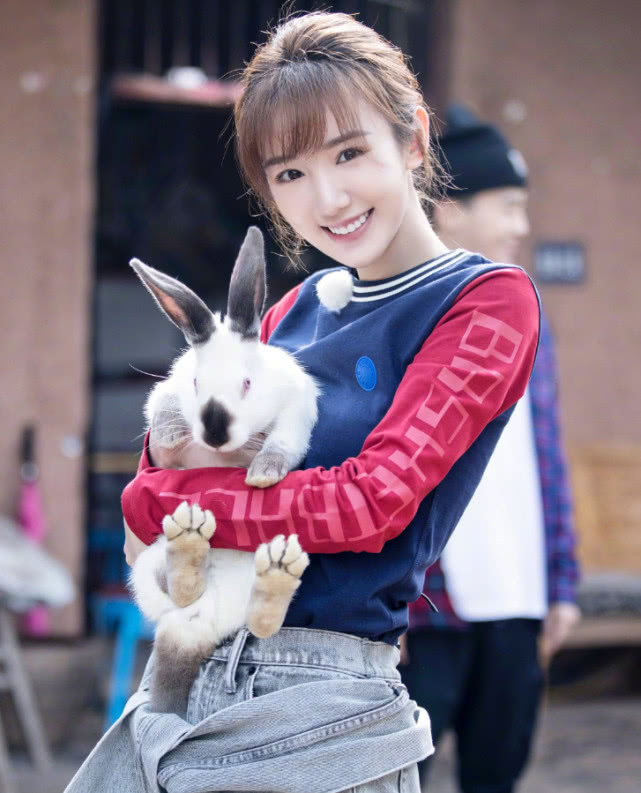 毛晓彤最近录的节目带火了彪马一款“纸巾鞋”,下地干活必备!