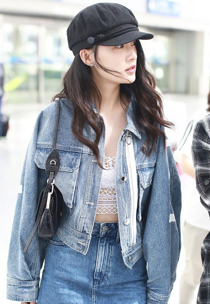 李沁穿牛仔装机场街拍，展现清凉性感一片