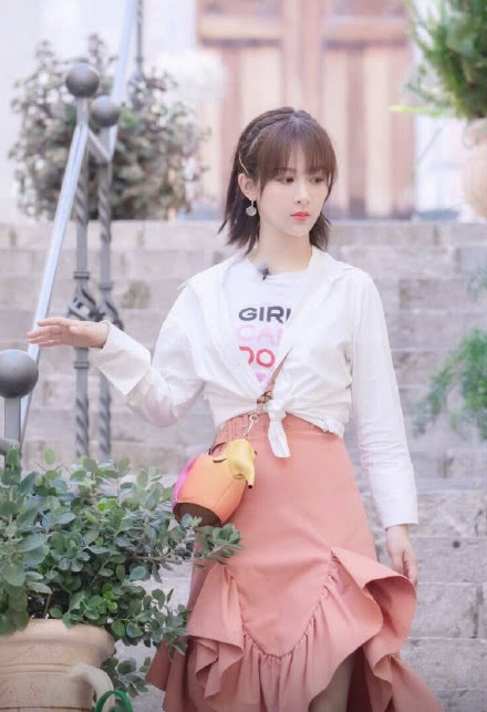 腿粗胯部大就别再穿裤装了,秋冬款半身裙才适合你,显瘦又优雅