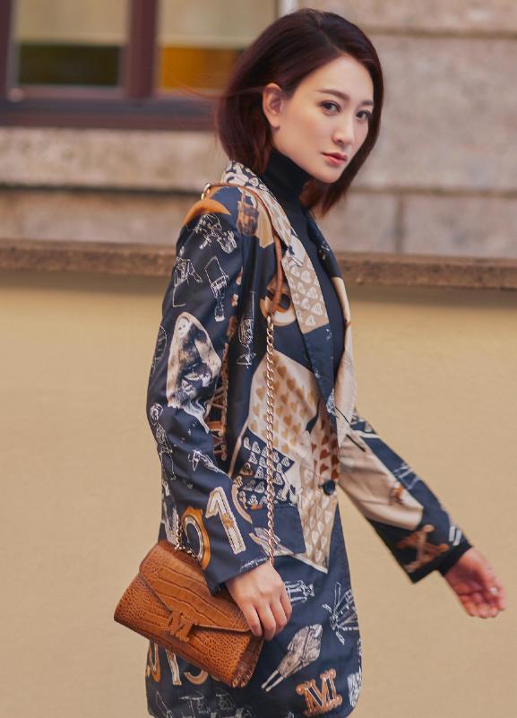 李小冉复古印花外套搭配过膝皮靴，全身打扮女神范十足。