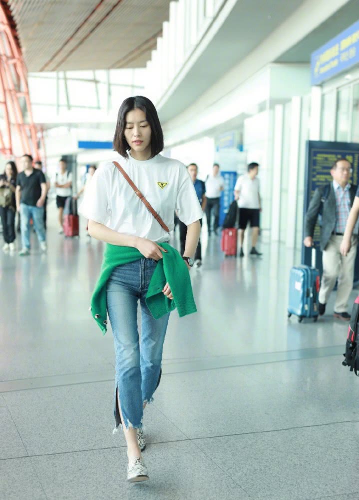 刘雯男友风西装配丝巾，脚踩短靴气场A到爆