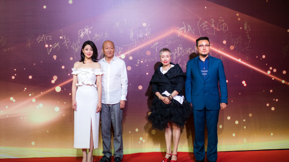 殷桃蓝白羊绒羔短袖青春可爱,搭配粉色大发卡十分少女