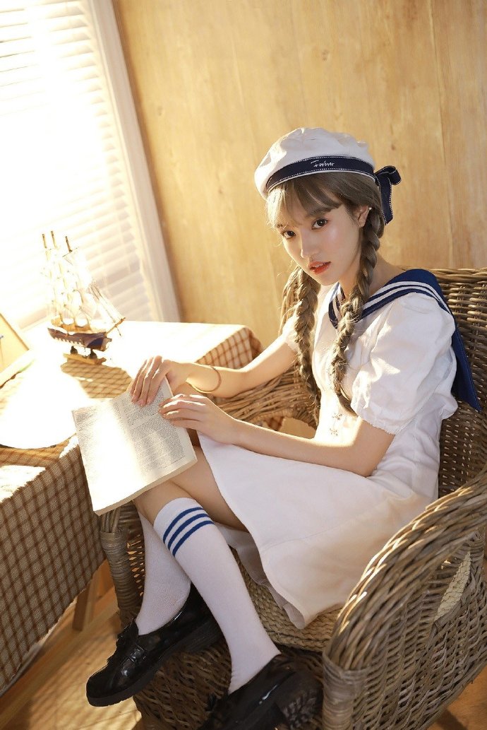 大眼可爱萌妹子双马尾水手服写真图片
