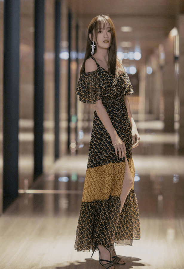 前往巴黎看秀的陈乔恩穿白色西装，气场全开