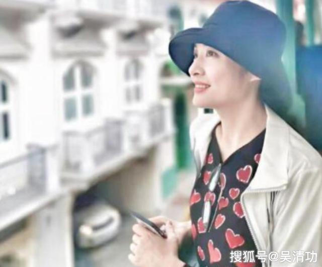 周涛和倪虹洁素颜亮相,比穿泳装的张檬、穿时装的baby活得潇洒