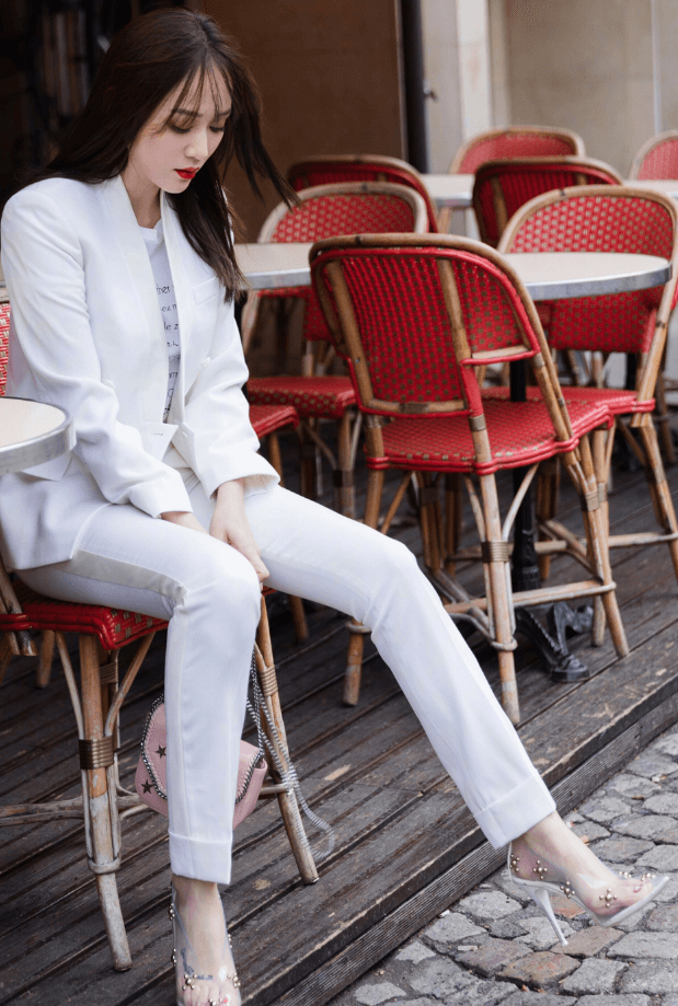 前往巴黎看秀的陈乔恩穿白色西装，气场全开