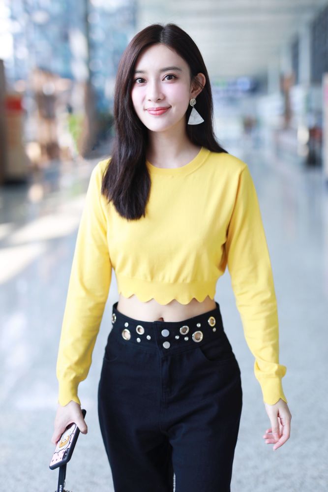 孟子义小姐姐机场街拍，穿露脐装秀天鹅颈，搭配中暗藏小心机