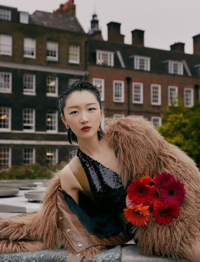 周冬雨惊艳伦敦时装周,小个子穿出了1米八的气场