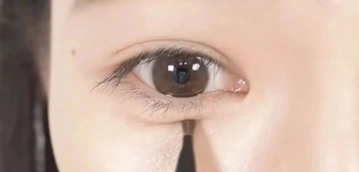 别再吹少女感了，秋日美人带着女人味颠覆审美