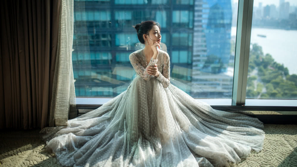 殷桃蓝白羊绒羔短袖青春可爱,搭配粉色大发卡十分少女