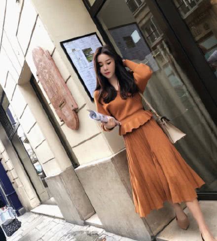 腿粗胯部大就别再穿裤装了,秋冬款半身裙才适合你,显瘦又优雅