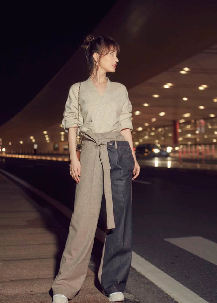 吴昕身穿燕麦色上衣，搭配拼色阔腿裤，时装周之旅秒变大长腿