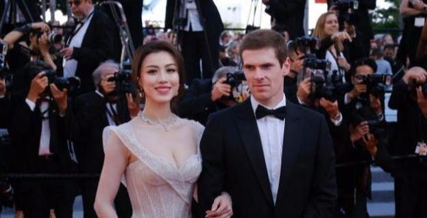 刘翔前妻参加好友聚会,深夜坐街头思绪万千,经历风雨后更添气质