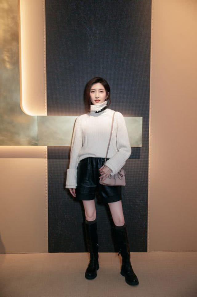 江疏影时尚摩登造型出席时装周，宽松毛衣配短裤，小露超模漫画腿