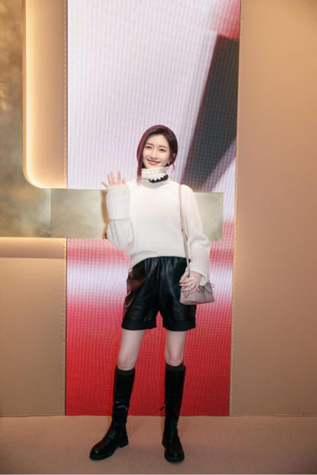 江疏影时尚摩登造型出席时装周，宽松毛衣配短裤，小露超模漫画腿