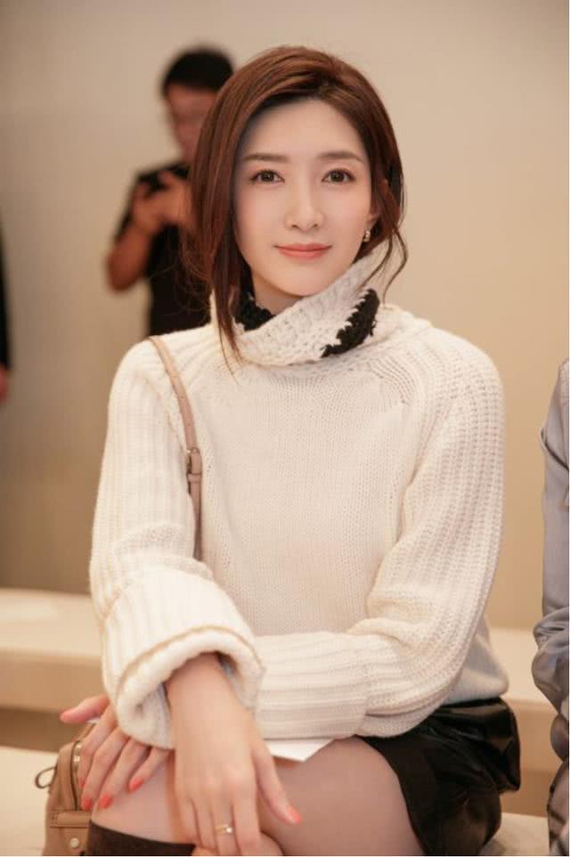 江疏影时尚摩登造型出席时装周，宽松毛衣配短裤，小露超模漫画腿