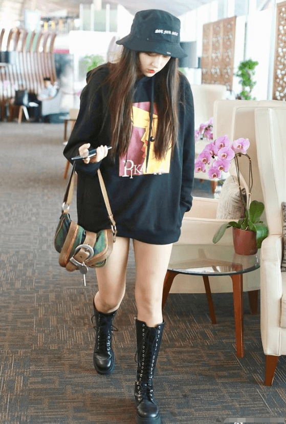 明星街拍：要是没有江疏影的腿，您还真别穿这种长靴