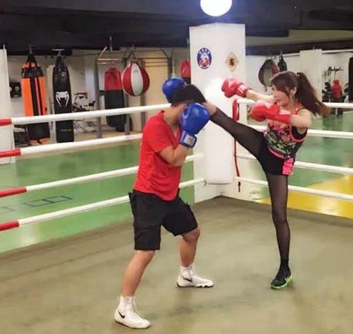 她武功不输洪金宝，却因伤休养了7年，交了个小15岁的男友