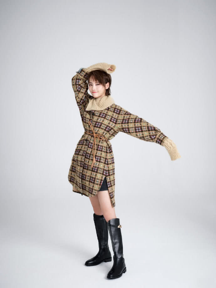 张嘉倪一身清纯装扮配上可爱的短发,秒变青春少女