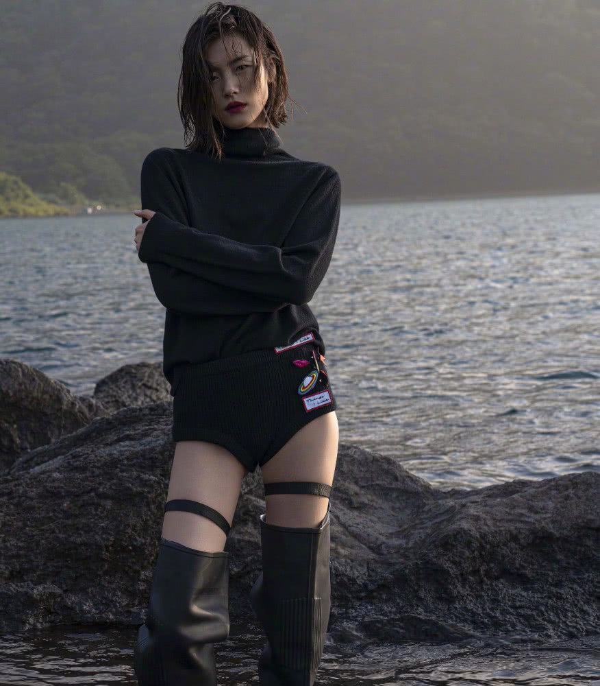 刘雯男友风西装配丝巾，脚踩短靴气场A到爆