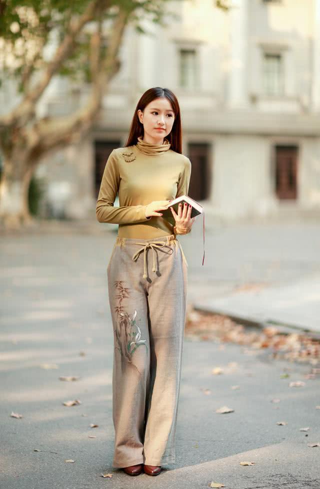 2019年秋天“阔腿裤”继续流行，搭配中式上衣优雅又知性