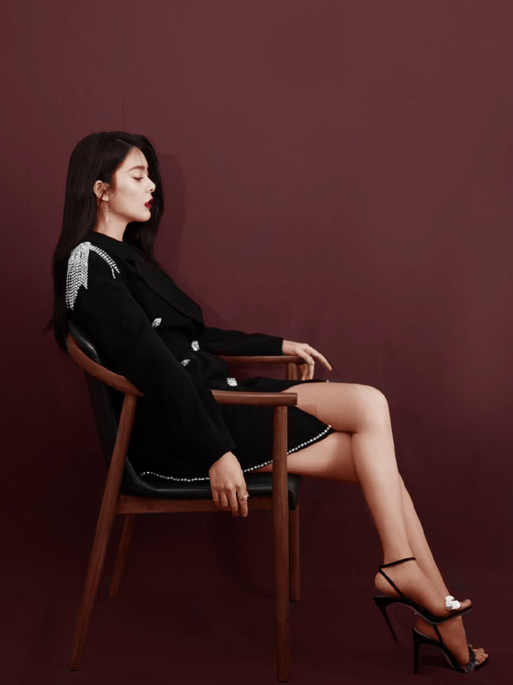 傅菁穿小黑裙秒变腿精,美出新高度