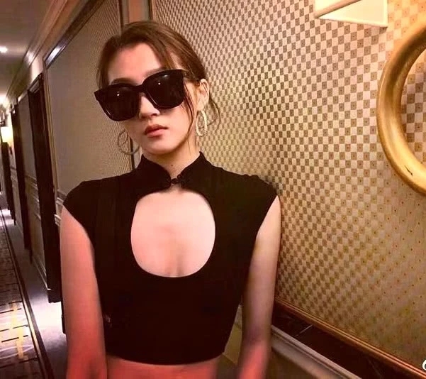 关晓彤墨镜背心性感迷人时尚图片