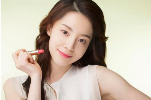 女性让自己精致不必穿贵的衣服，完成这四点就行！