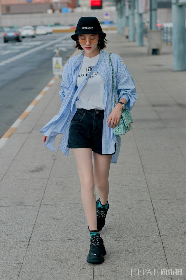 唐艺昕穿男友风衬衫玩下衣失踪，婚后全是藏不住的幸福感