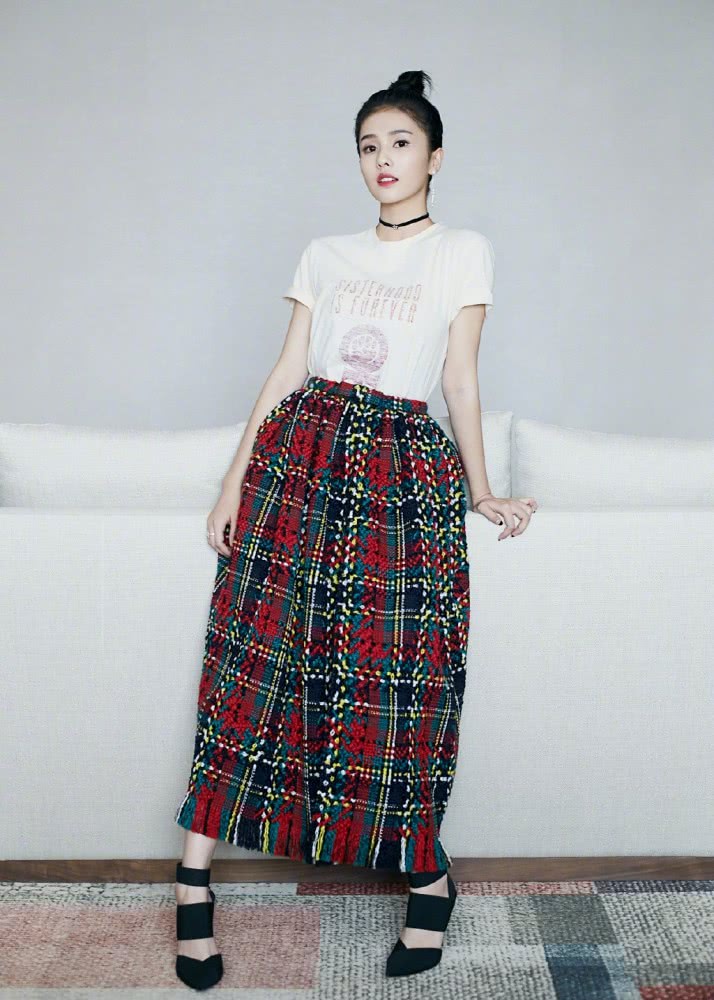 白鹿穿风衣搭配豹纹印花裙,越看越有范儿