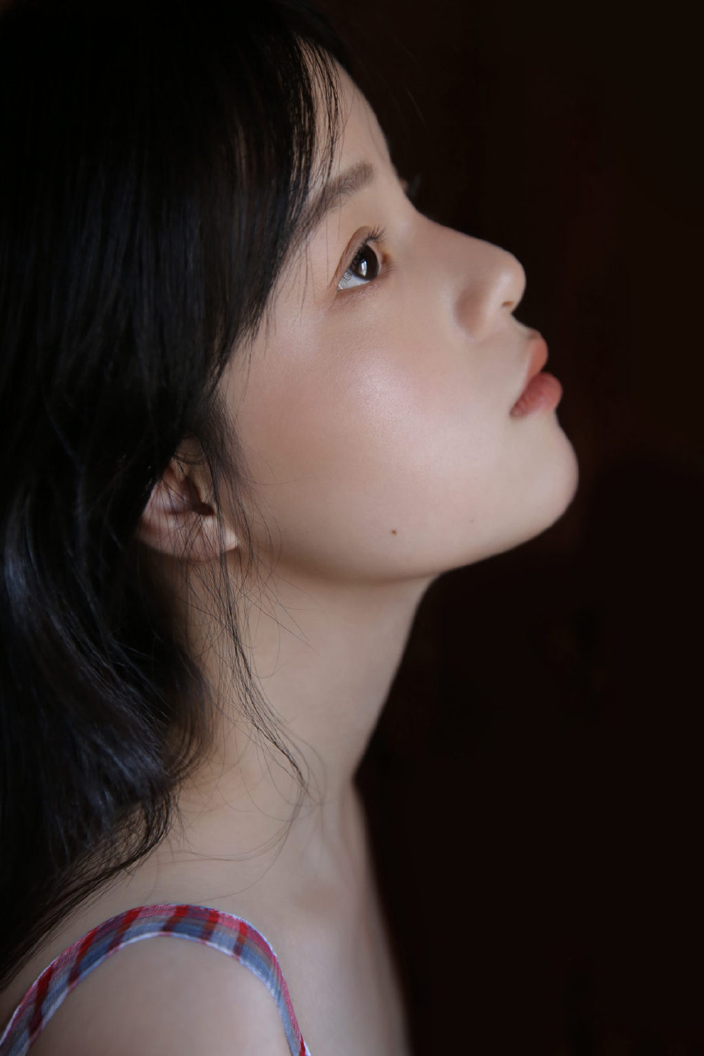 吊带清纯美女性感撩人写真图片