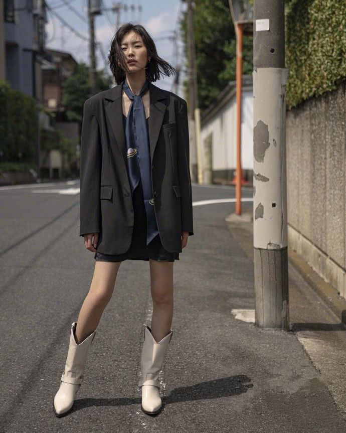 刘雯初秋时尚街拍,高领毛衣配短裤性感又撩人