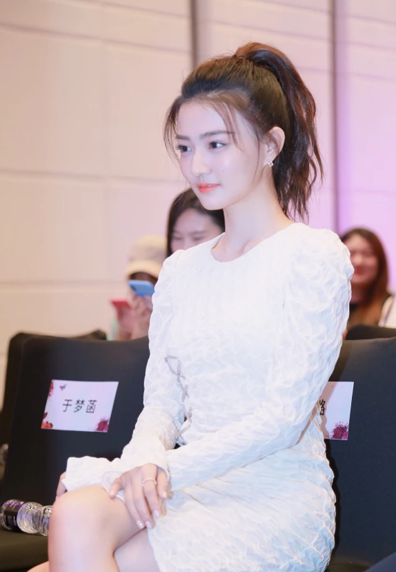 徐璐出席活动穿圆领绑带连衣裙，私下衣品清新活泼