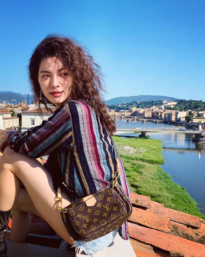 钟楚曦168挑战深V开叉裙，这身材不是一般的好