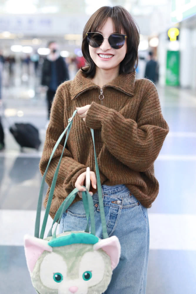 吴昕身穿燕麦色上衣，搭配拼色阔腿裤，时装周之旅秒变大长腿