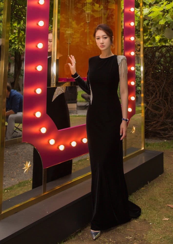 李小冉穿黑色拼接丝绒裙，优雅又大气