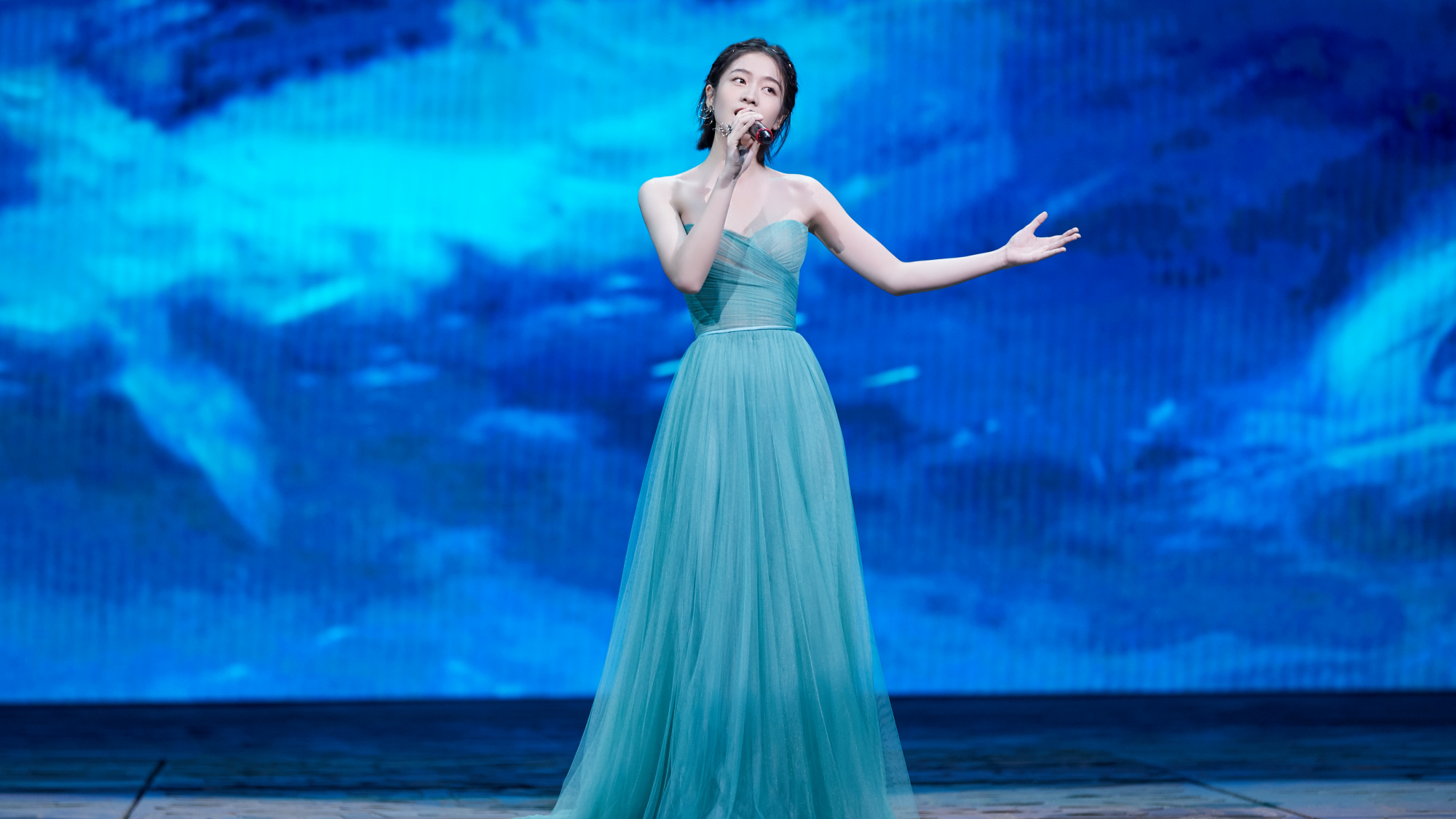 张雪迎两度挑战抹胸裙,一个是小仙女,一个是朋克风!