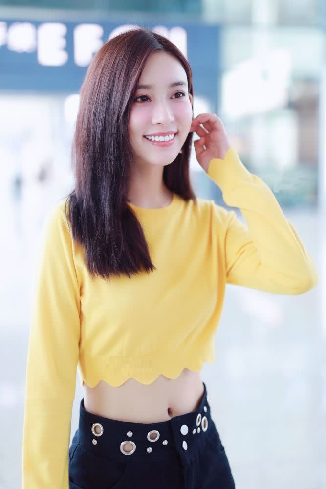 孟子义小姐姐机场街拍，穿露脐装秀天鹅颈，搭配中暗藏小心机