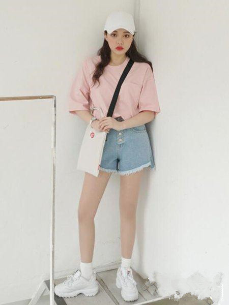 粉色短袖配什么裤子 这样穿也太甜了吧