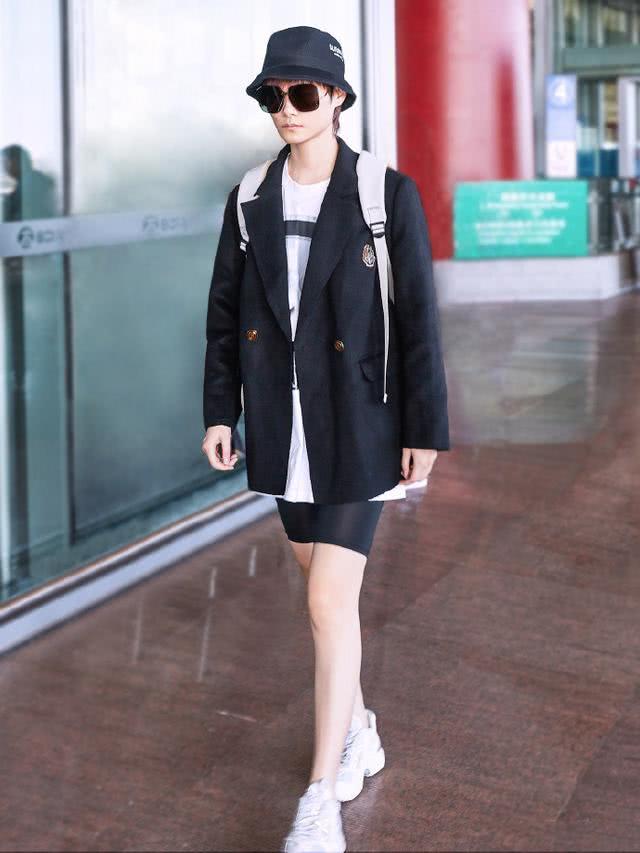 穿西装配短裤会上瘾?趁着还能露腿,秋天这样穿不知道多帅