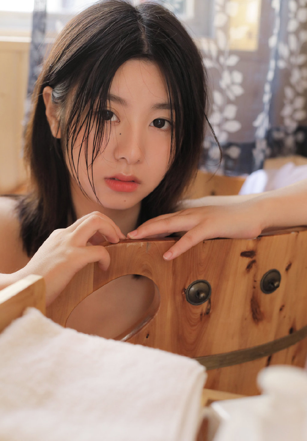 裹胸浴巾美女丰满诱人喷血艺术写真图片