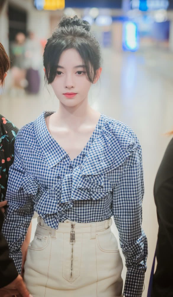 鞠婧祎志愿者造型上线,穿小马甲搭配高马尾居然这么甜