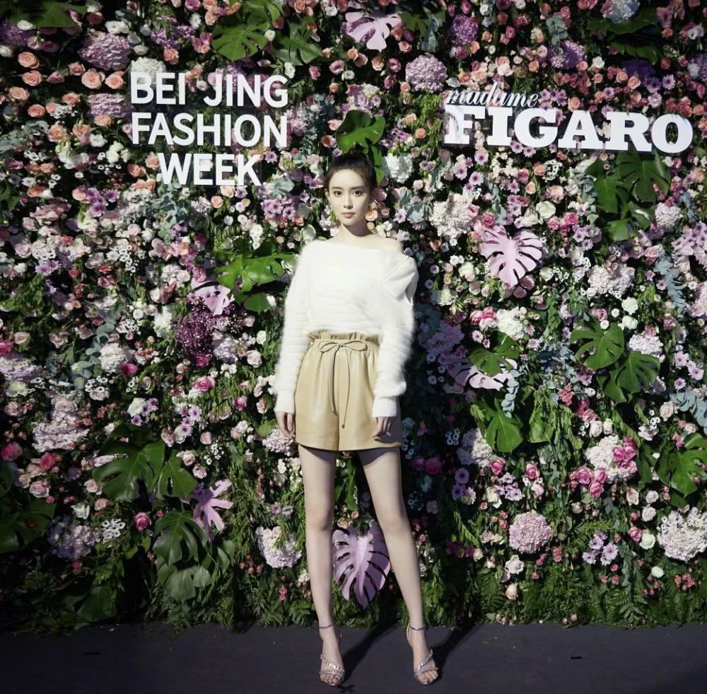 孟子义下衣失踪尽显腿长优势,这一波露腿时尚潮赶的666